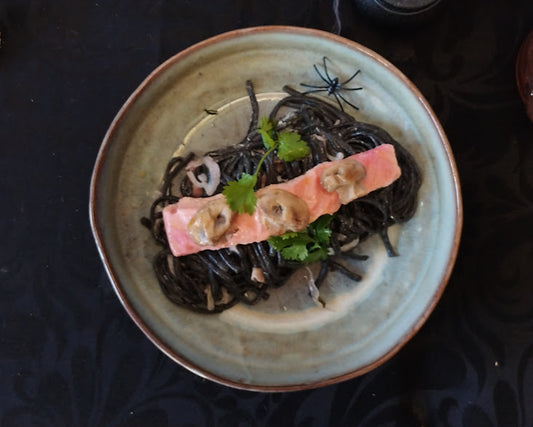 Salmão Enfeitiçado com Linguini das Trevas